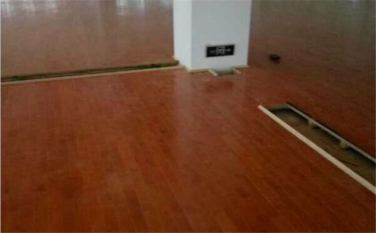 24厚羽毛球館木地板怎么翻新