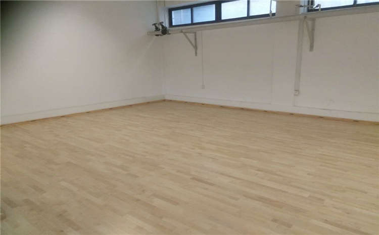 松木運動體育地板造價是的多少？