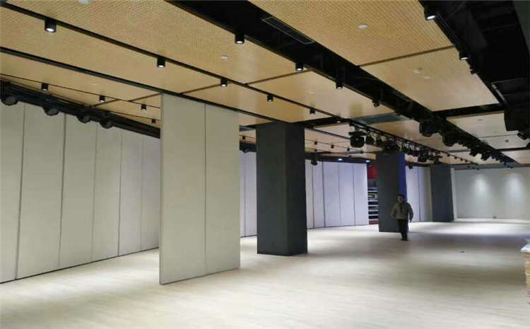 松木風(fēng)雨操場地板哪個品牌好？