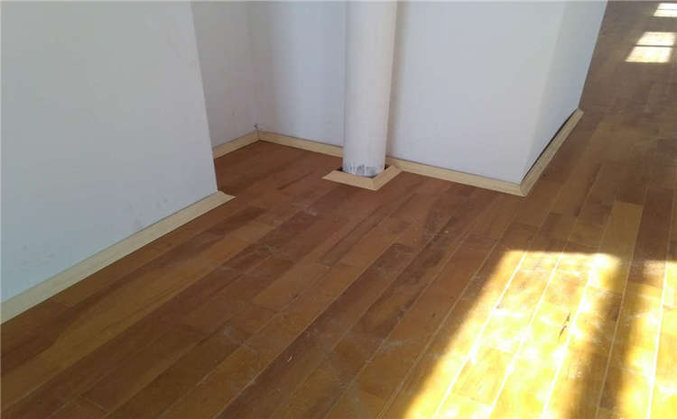 學(xué)?;@球館木地板多少錢一平米?