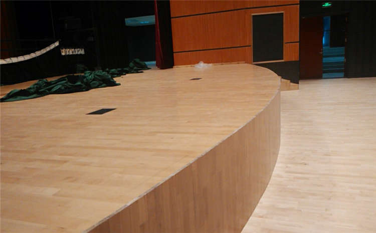 22厚羽毛球館木地板造價(jià)是的多少？