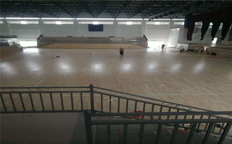 專業(yè)的舞臺(tái)實(shí)木地板翻新施工