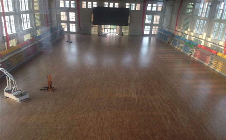 22厚羽毛球館木地板一般多少錢？