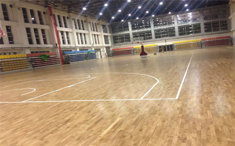 楓木風(fēng)雨操場運(yùn)動(dòng)地板怎么翻新？