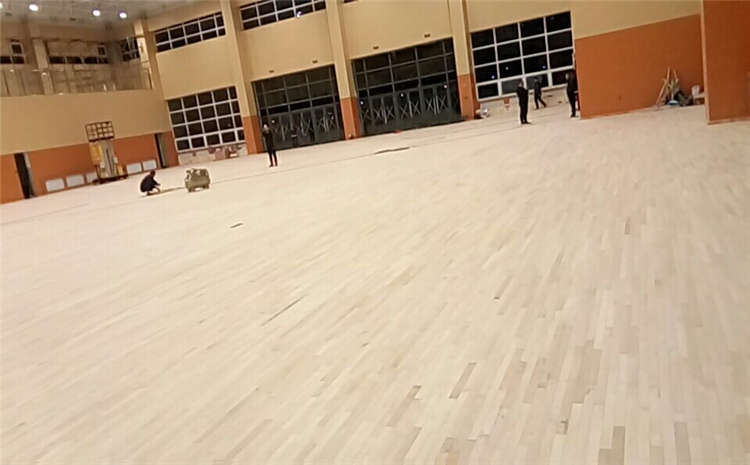 學?；@球場木地板怎么翻新