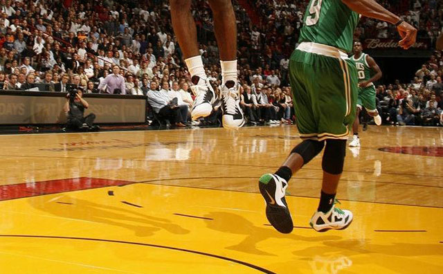 如何避免籃球場木地板起拱?