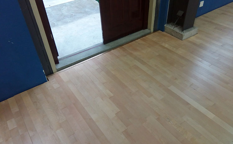 學(xué)?；@球木地板造價(jià)