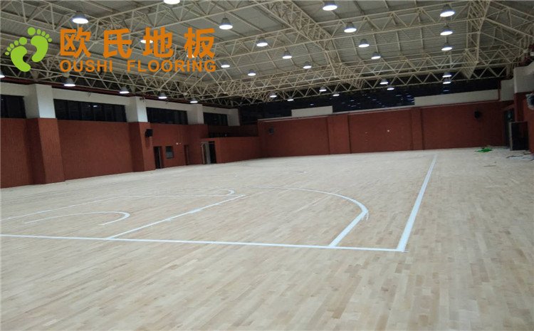 江蘇徐州樹恩中學(xué)籃球館健身房木地板圖片